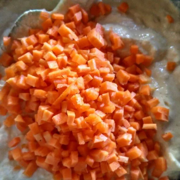 Tambahkan wortel, telur, tepung tapioka, bawang, kaldu bubuk, garam, merica.