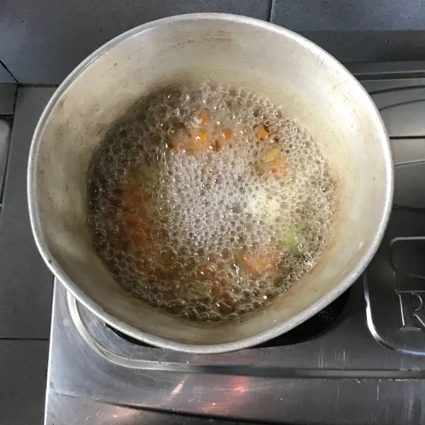 Didihkan 500 ml air lalu masukan wortel, kentang, bakso dan bumbu yang sudah ditumis, tunggu hingga wortel dan kentang sudah empuk.