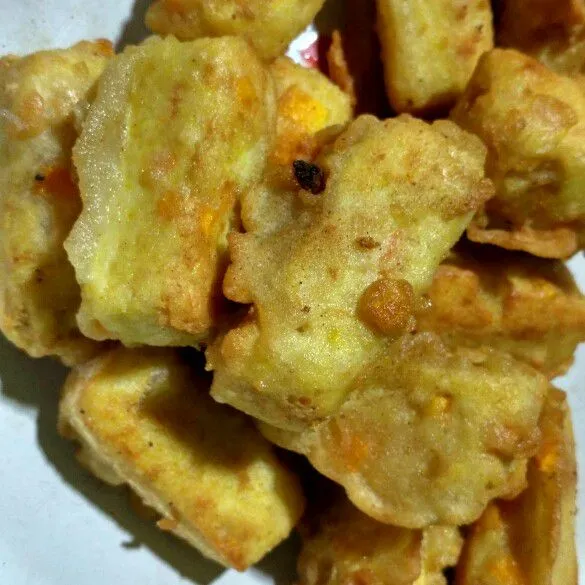Goreng nugget tahu, biisa juga digoreng dengan tepung. Nugget tahu siap disajikan.