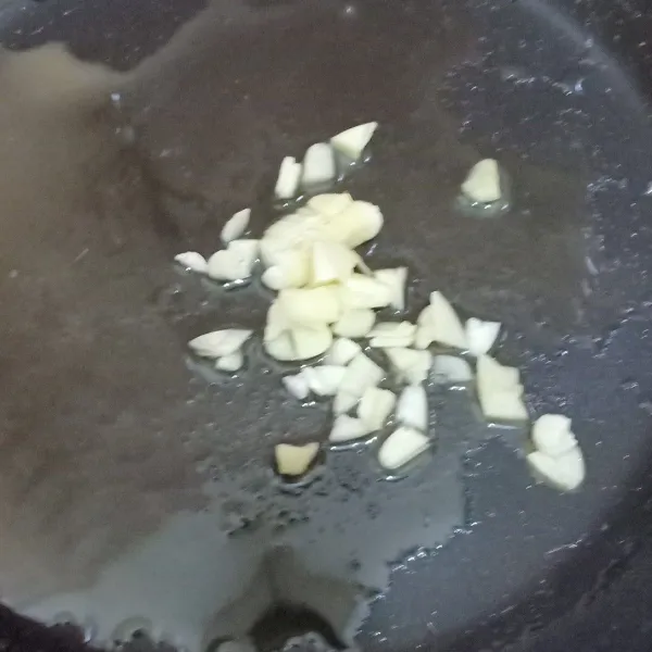 Tumis bawang putih sampai harum.