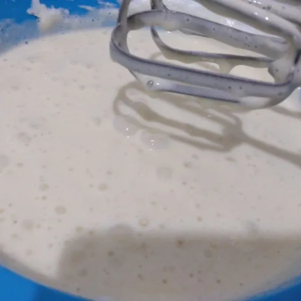 Masukkan terigu, maizena dan susu bubuk, sedikit demi sedikit dengam kecepatan rendah.