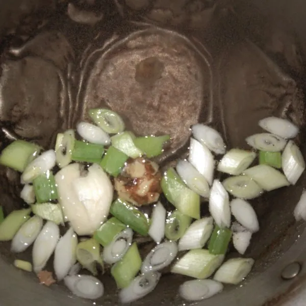 Daun bawang, kunci, bawang putih masukkan hingga air mendidih tambahkan garam 1sendok teh dan penyedap rasa secukupnya.