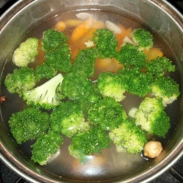 Masukkan wortel, masak hingga wortel setengah matang baru masukkan brokoli