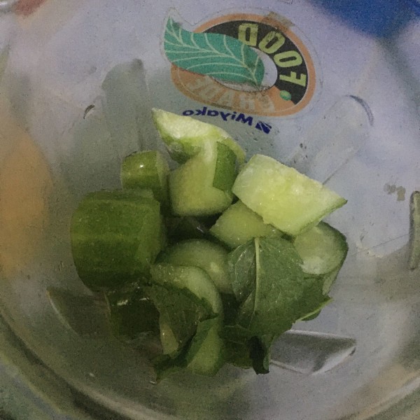 Masukkan timun beku, gula cair dan daun mint ke dalam blender atau food processor hingga semua halus.