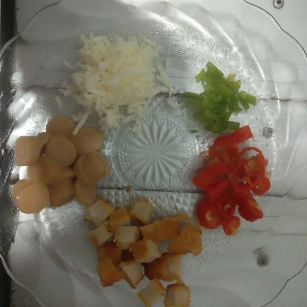 Siapkan keju parut, daun bawang, iris cabai kecil2, potong sosis dan nugget kecil-kecil.