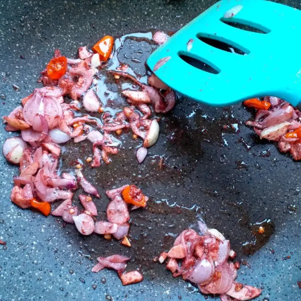 Tumis bawang merah, bawang putih, cabai kecil dan terasi hingga layu.