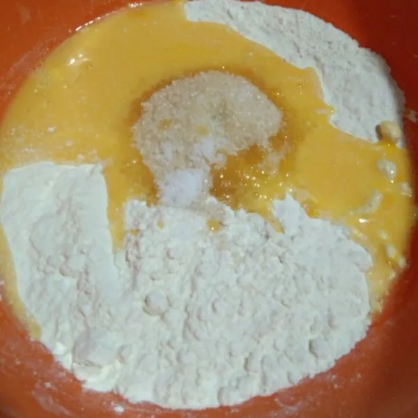 Dalam wadah, campur tepung terigu gula pasir, ragi instan, telur dan garam.