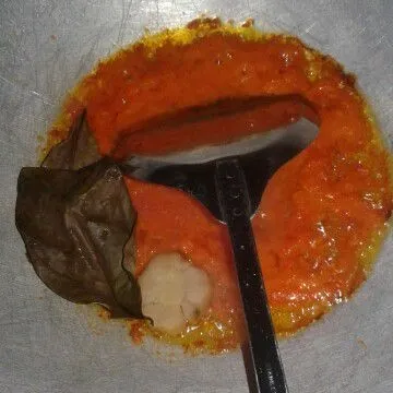 Tumis bumbu halus,lengkuas dan daun salam sampai tanak.