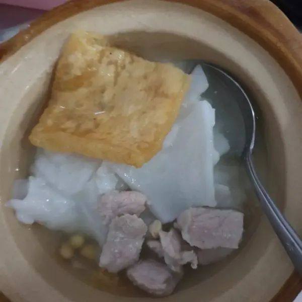 Masukkan mie beras diatas mangkok dan siram kuahnya dengan diberikan minyak bawang putih. Selamat menikmati.