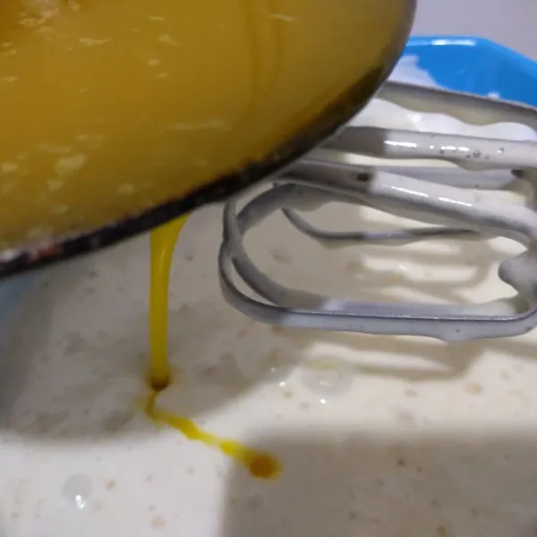 Masukkan margarin dan mentega leleh. Aduk balik dengan menggunakan spatula.