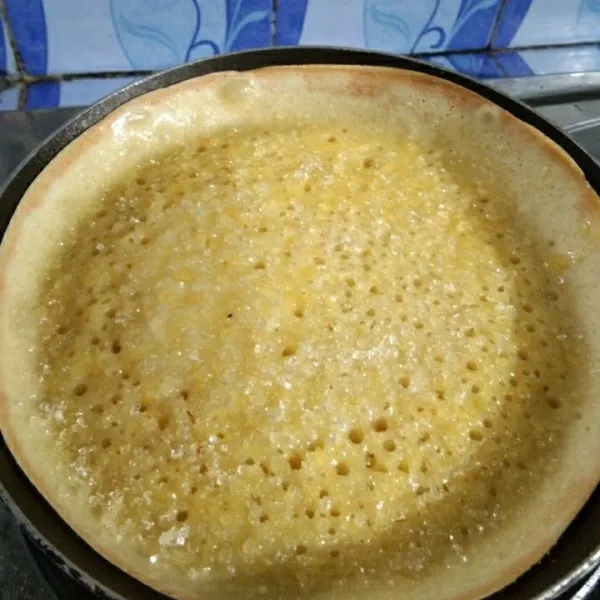 Buka tutup teflon, olesi tipis dengan margarin, angkat martabak dan sisihkan, lakukan hingga adonan habis.