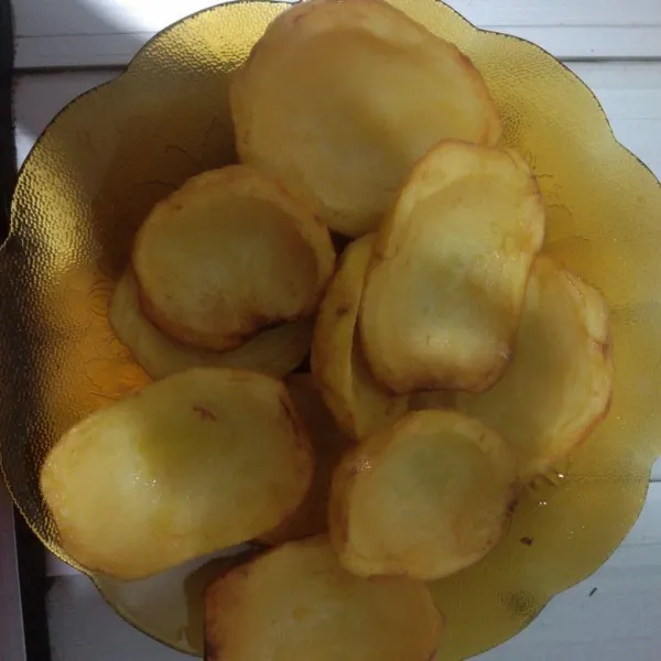 Ambil kentang yang sudah ready di step 2 lalu goreng kentang setengah matang. angkat dan tiriskan kentang dari minyak