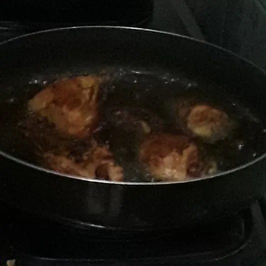 Goreng ayam di wajan/teflon berisi minyak panas