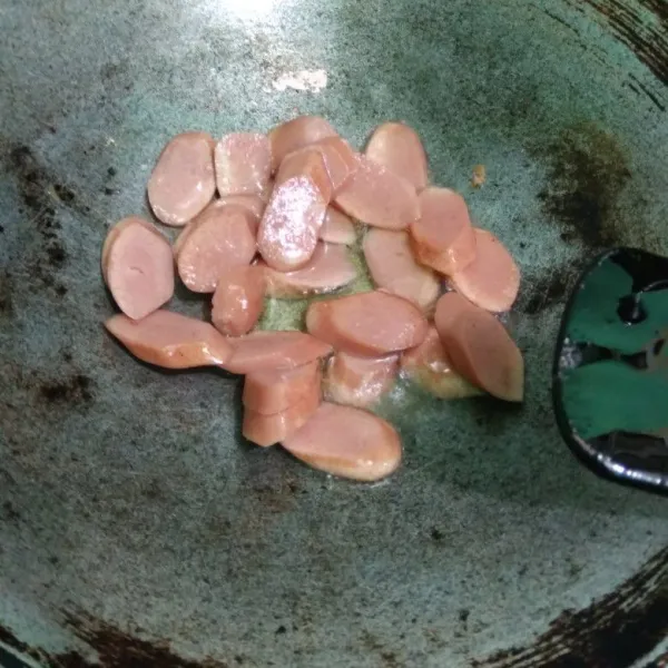 panaskan 2sdm minyak goreng, masukan sosis masak sampai setengah matang lalu sisihkan