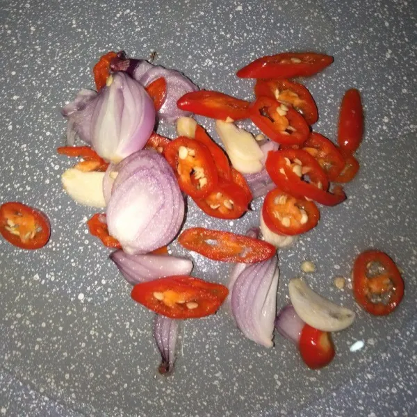 Panaskan minyak goreng, tumis bumbu rajang sebentar