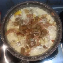 Campurkan bahan pelengkap yang telah ditumis ke dalam fettucine. Aduk rata. Tunggu hingga susu berkurang volume. Terus diaduk, dan matikan kompor/api apabila dirasa telah matang sempurna.