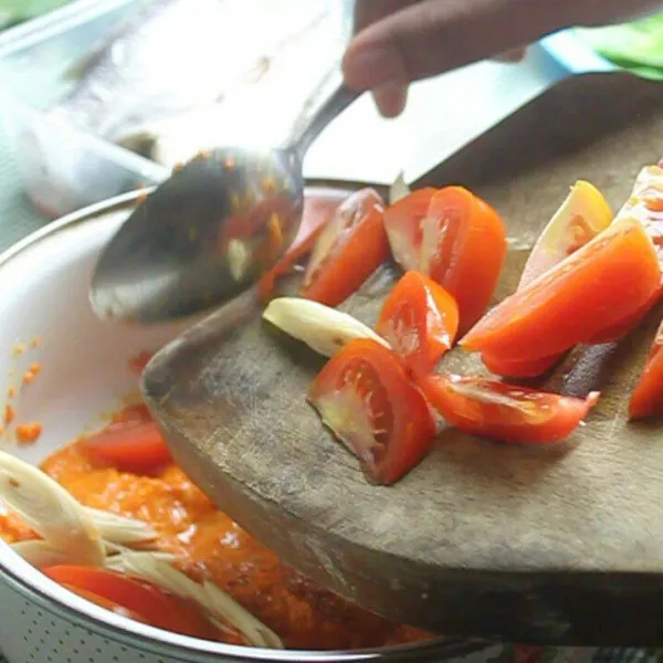 Tambahkan asam, tomat, dan serai ke dalam bumbu halus.
