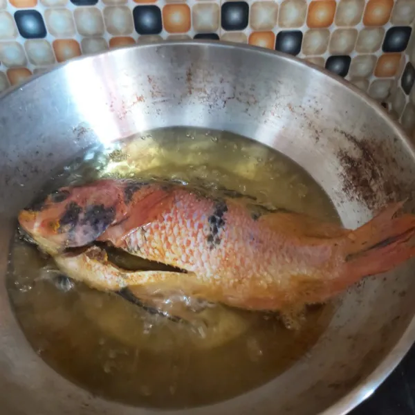 Goreng ikan dalam api kecil hingga matang / kecoklatan.