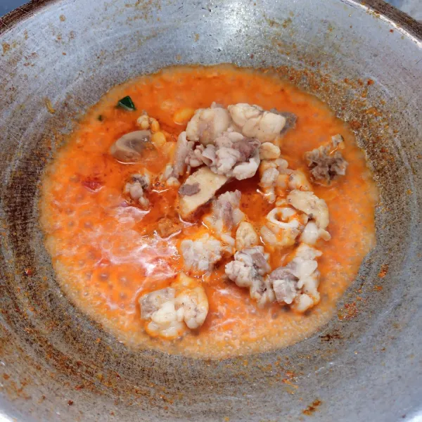 Tambahkan air. Masukkan lemak sapi. Aduk rata. Masak sampai sambal meresap.