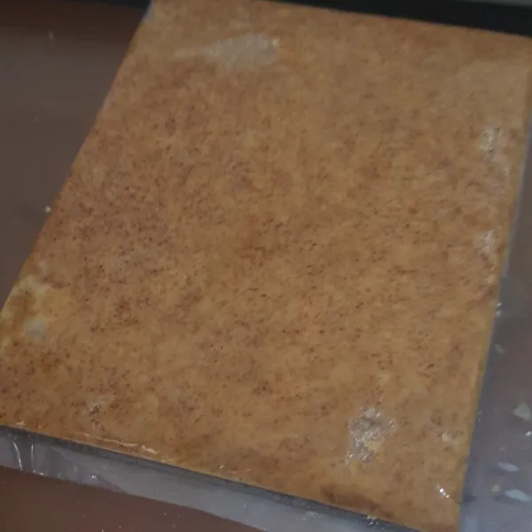 Cetak bahan topping dalam plastik. simpan di freezer minimum 20mnt