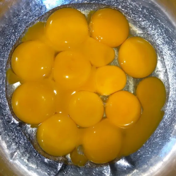 Pisahkan kuning telur dari putihnya.