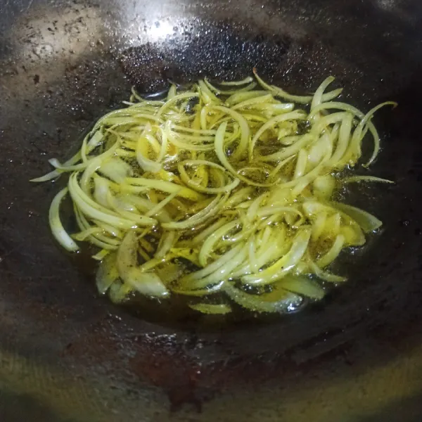 Di panci yang berbeda, masukkan minyak goreng secukupnya. Setelah minyak panas, tumis bawang bombay hingga harum.