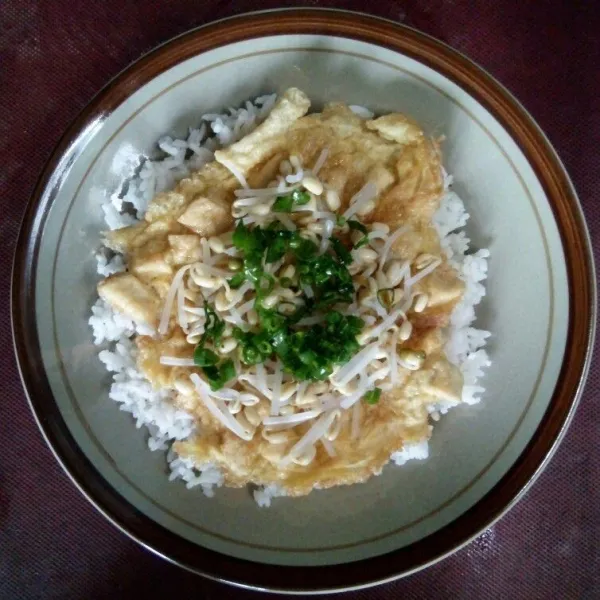 Penyajian : siapkan nasi putih dalam piring. tambahkan tahu telur, tauge , dan potongan daun bawang, daun seledri.