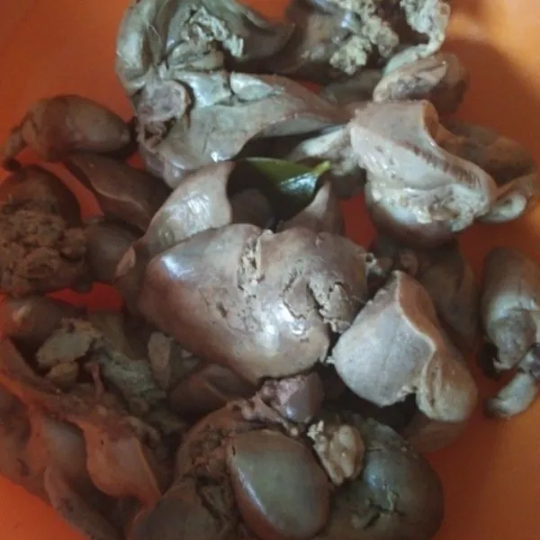 Rebus hati ampela dengan daun jeruk dan garam hingga matang, angkat dan sisihkan.