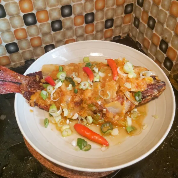 Bila telah matang, tiriskan dan tambahkan daun bawang serta cabe rawit merah diatasnya.