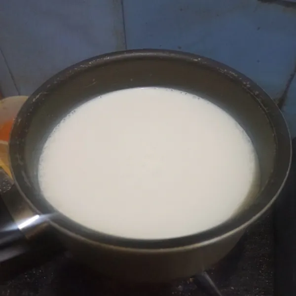 Rebus susu full cream, tunggu hingga matang. Jangan lupa terus diaduk agar susu tidak pecah.