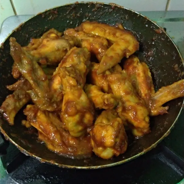 Setelah mendidih masukkan ayam, masak hingga bumbu mengental dan meresap pada sayap ayam