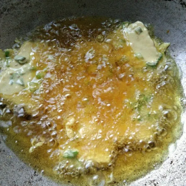 Goreng tempe mendoan hingga matang saja, tidak perlu hingga kering/kecokelatan.