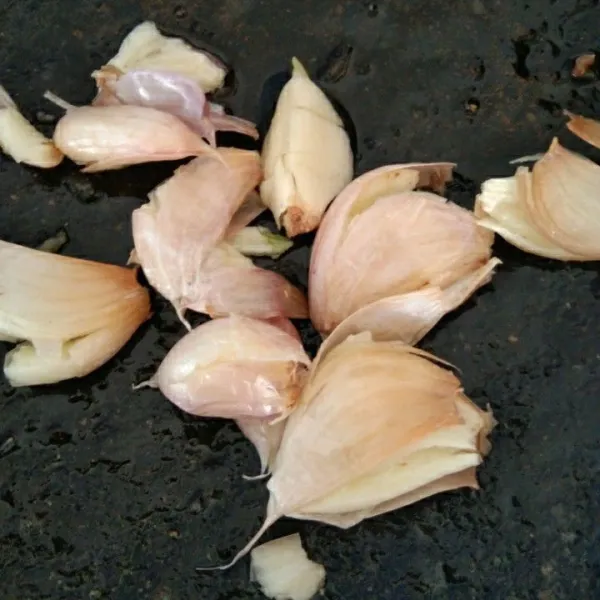 Cuci bersih dan geprek bawang putih, sisihkan.