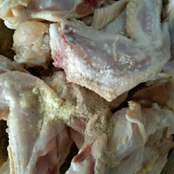 Lumuri sayap ayam dengan garam, merica bubuk dan kaldu bubuk, aduk rata.