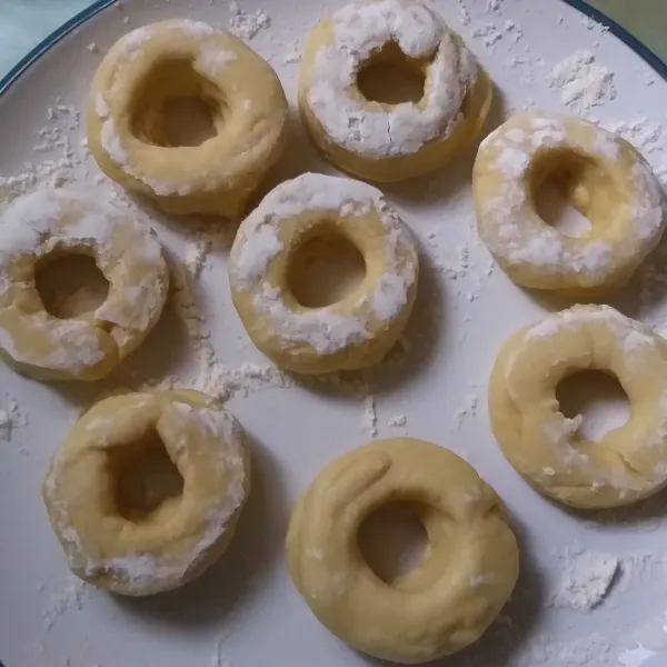 Ambil adonan masing-masing sekitar 20 gr, kemudian bulat-bulat adonan dan  lubangi tengahnya.