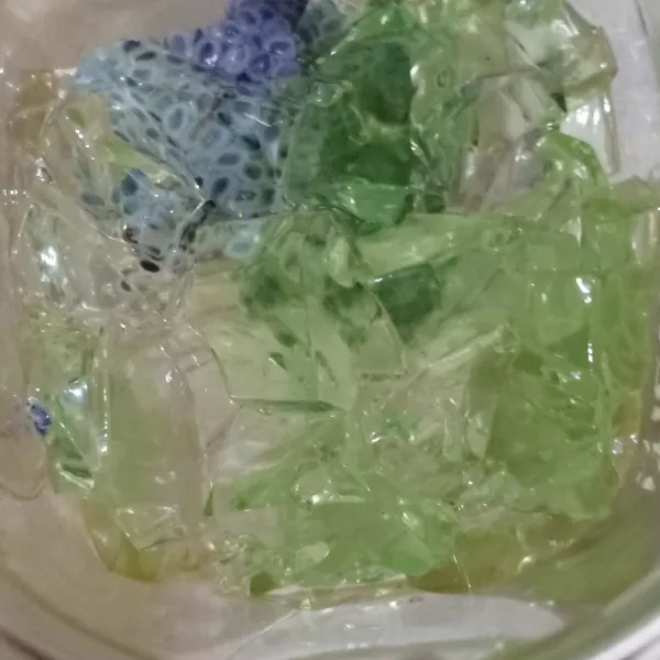 Masukkan jelly yang telah di potong-potong dan tuang sirup aduk rata dan sajikan.