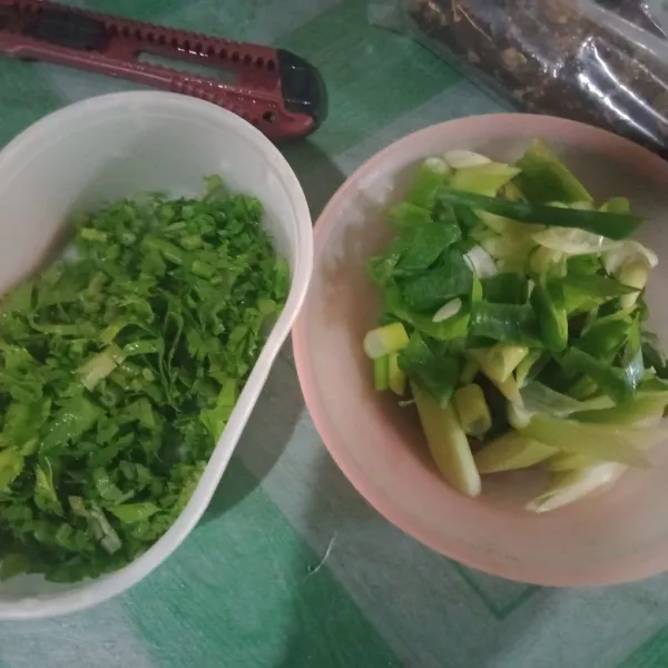 Masukkan irisan daun bawang kedalam kuah misop.