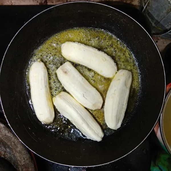 Panggang pisang hingga matang