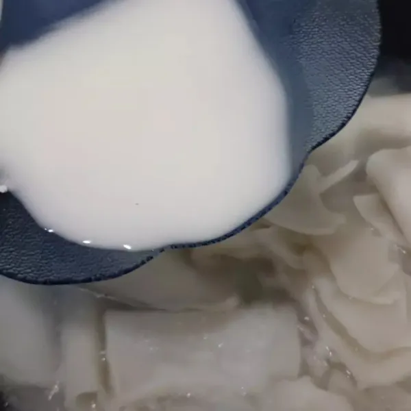 Panaskan air, masukkan mie beras , rebus sebentar dan masukkan larutan tepung maizena, diaduk rata dan diamkan