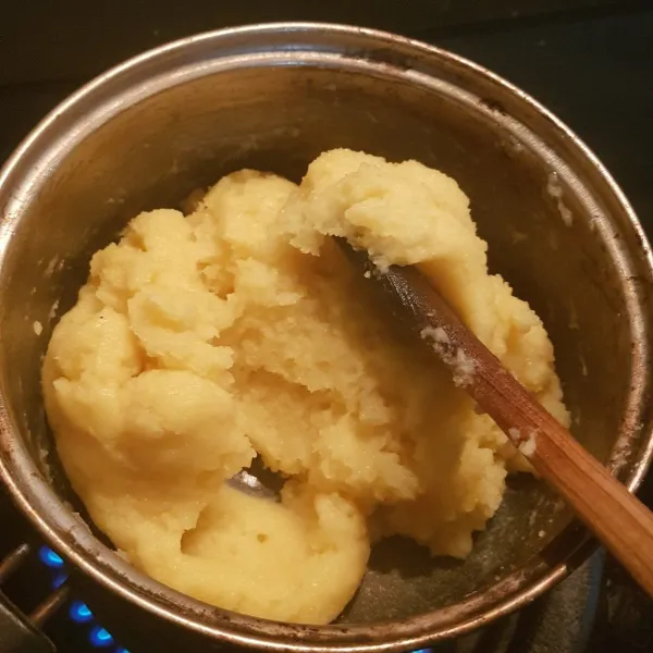 Buat eclairnya, rebus air, margarin, dan gula hingga mendidih. lalu masulan tepung terigu, masak hingga tepung menggumpal jadi satu