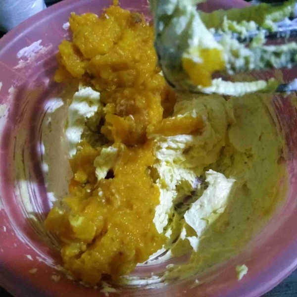 Masukkan labu kuning. Kocok rata.