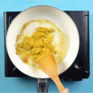 Panaskan minyak, tumis bumbu halus hingga harum tambahkan lengkuas, daun jeruk dan serai. Tumis hingga matang,  angkat dan sisihkan.