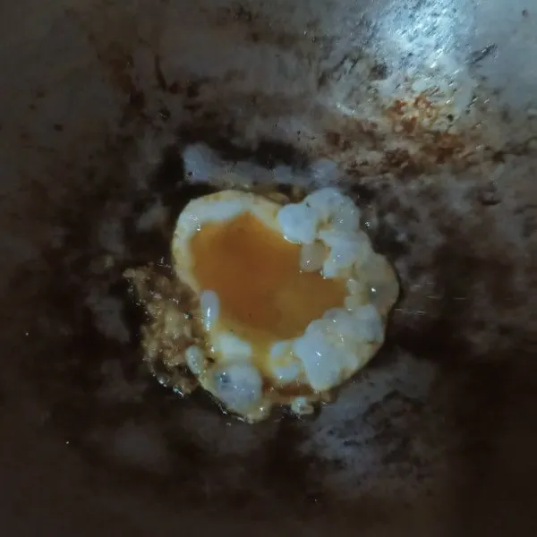 Goreng telur sampai matang angkat dan sisihkan.