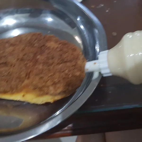 Isi eclair yang sudah matang dari oven dengan isian vla