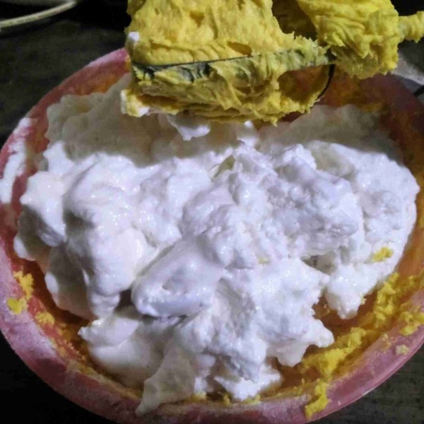 Masukkan sedikit-sedikit ke campuran margarin sambil diaduk perlahan.