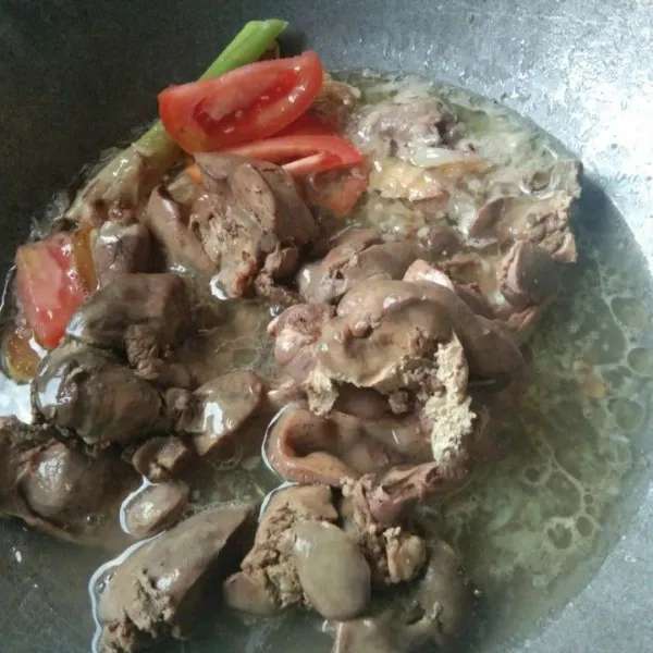 Masukkan hati ampela, air dan irisan tomat.
