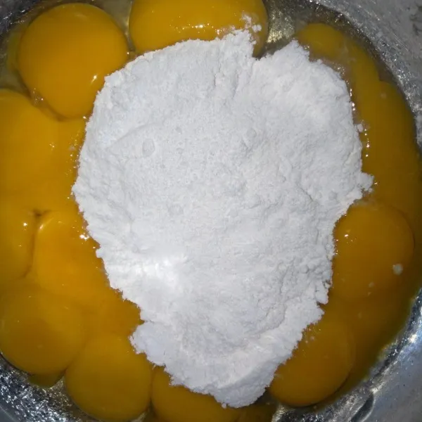 Campur kuning telur dan gula halus mixer kecepatan tinggi.