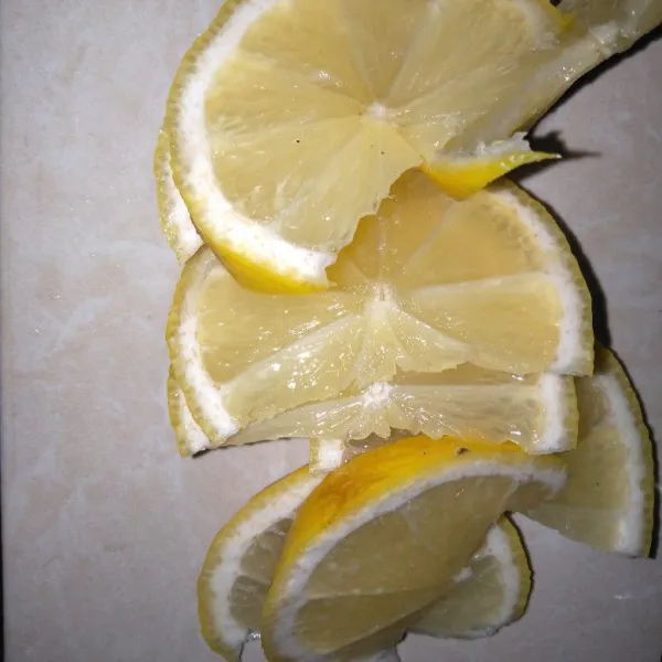 Potong lemon.