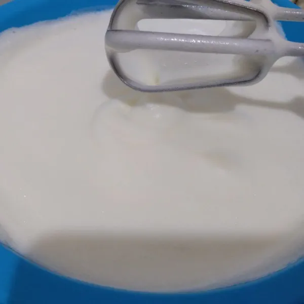 Mixer putih telur dan garam hingga berbusa. Masukkan gula pasir dalam 3 tahap. Mixer hingga soft peak.