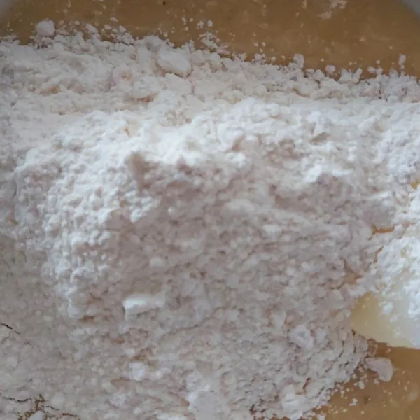 Setelah adonan telur tercampur rata masukkan tepung sedikit demi sedikit.